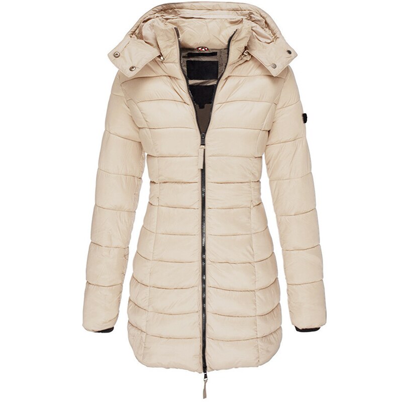 Doudoune beige femme avec capuche amovible, fermeture éclair, manches longues. Veste matelassée élégante pour hiver, mode féminine tendance.