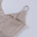 Débardeur beige en satin avec bretelles fines ajustables, design élégant et minimaliste, mode féminine chic, vêtement tendance pour l'été.