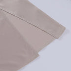 Manche de chemise en satin beige, tissu lisse et brillant, design élégant et moderne, mode féminine, vêtement chic et tendance.