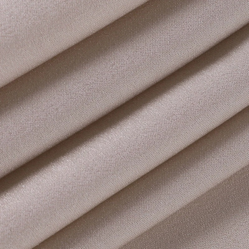 Tissu en satin beige plissé, texture douce et brillante, idéal pour la couture, la mode et la décoration intérieure.