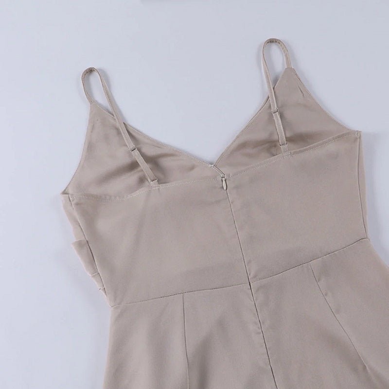 Robe beige sans manches, col en V, bretelles fines, élégante et minimaliste, idéale pour l'été ou les occasions spéciales.