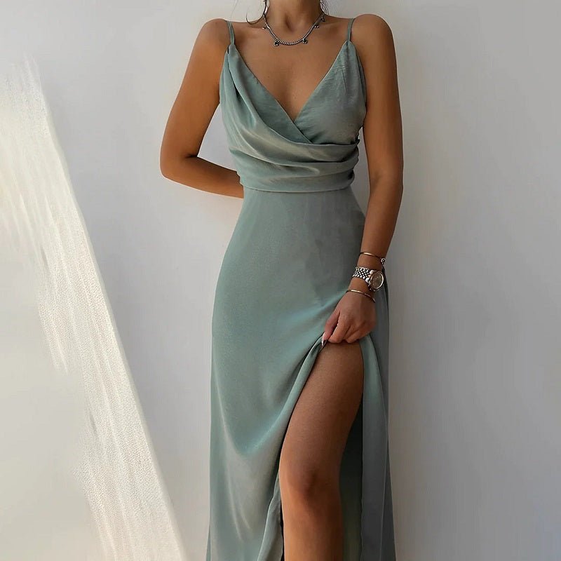 Robe longue élégante vert menthe avec décolleté drapé et fente haute, portée par une femme. Mode soirée chic, tendance et glamour.