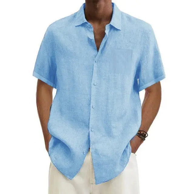 Chemise homme bleu clair en lin, manches courtes, col classique, poche poitrine, style décontracté estival. Mode masculine élégante et confortable.