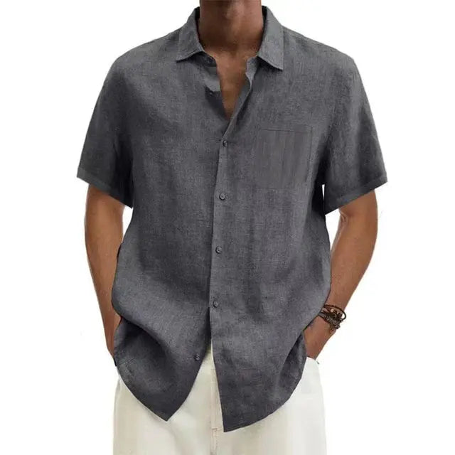 Chemise en lin gris pour homme, manches courtes, col classique, boutons, poche poitrine, style décontracté, idéale pour l'été et les occasions informelles.