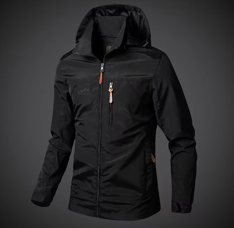 Veste imperméable noire pour homme avec capuche, fermeture éclair centrale, poches zippées, idéale pour randonnée et activités extérieures.