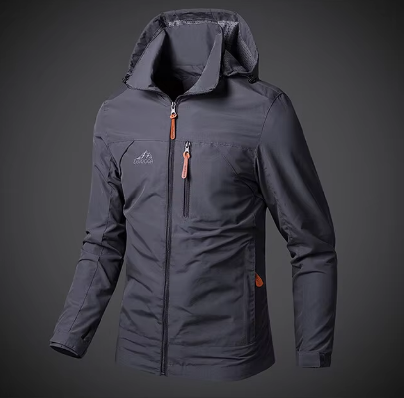 Veste imperméable homme gris foncé avec capuche, fermeture éclair orange, idéale pour randonnée et activités extérieures. Style moderne et fonctionnel.