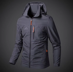 Veste imperméable homme gris foncé avec capuche, fermeture éclair orange, idéale pour randonnée et activités extérieures. Style moderne et fonctionnel.