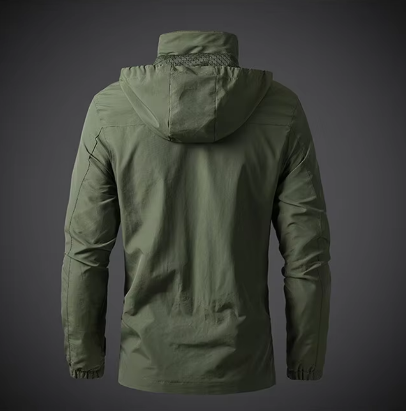 Veste imperméable verte pour homme avec capuche, vue de dos. Idéale pour randonnée et activités extérieures. Style moderne et fonctionnel.