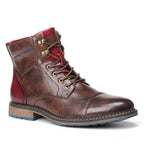 Botte en cuir marron pour homme avec lacets, semelle en bois et détails rouges. Chaussure élégante et robuste, idéale pour l'hiver.