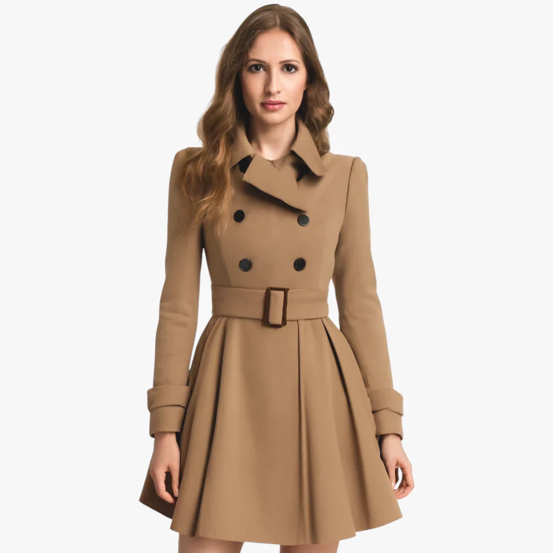 Femme portant un manteau trench beige élégant avec ceinture, boutons noirs, coupe ajustée. Mode automne-hiver, style chic et moderne.
