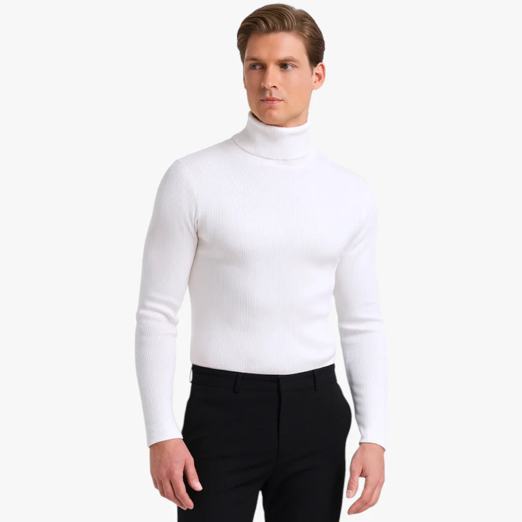 Homme portant un pull col roulé blanc élégant, manches longues, associé à un pantalon noir. Mode masculine chic et moderne.