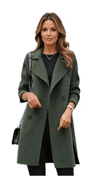 Femme portant un manteau vert élégant, sac à bandoulière noir, cheveux ondulés, tenue chic automne-hiver, mode féminine moderne.