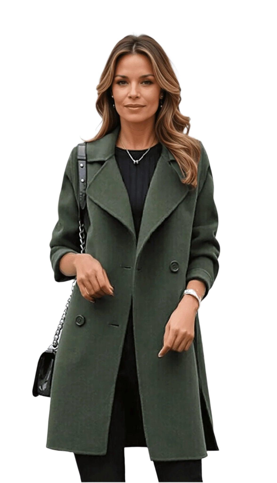 Femme portant un manteau vert élégant, sac à bandoulière noir, cheveux ondulés, tenue chic automne-hiver, mode féminine moderne.