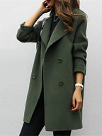 Femme portant un manteau vert olive élégant, double boutonnage, manches longues, style automne-hiver, mode féminine chic et moderne.