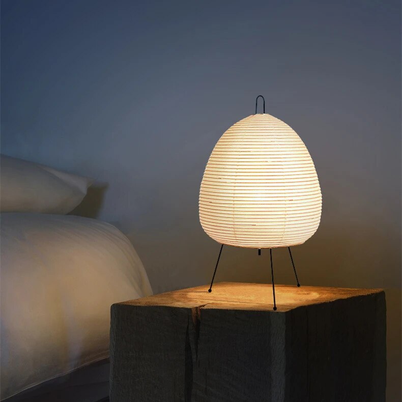 Lampe de chevet design en papier japonais sur table en bois, éclairage doux, ambiance zen, décoration intérieure moderne, chambre minimaliste.