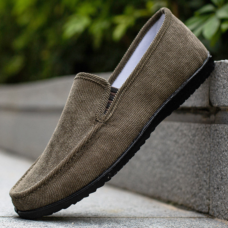Mocassin en toile marron pour homme, semelle noire antidérapante, style décontracté, idéal pour la mode urbaine et le confort quotidien.
