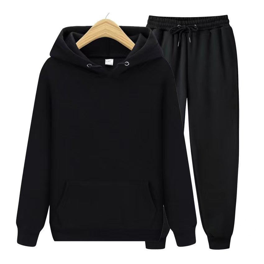 Sweat à capuche noir et pantalon de jogging assorti sur cintre, ensemble décontracté, mode streetwear, vêtements confortables pour homme ou femme.