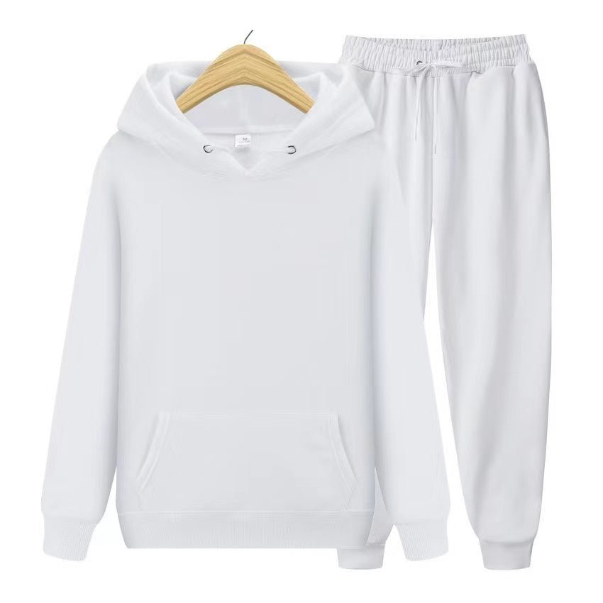 Sweat à capuche blanc et pantalon de jogging assorti sur cintre, ensemble confortable et tendance, idéal pour le sport ou détente à la maison.