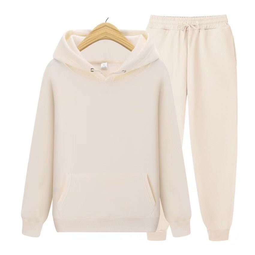 Sweat à capuche et pantalon beige sur cintre, ensemble décontracté en coton, mode automne-hiver, vêtements confortables pour homme et femme.
