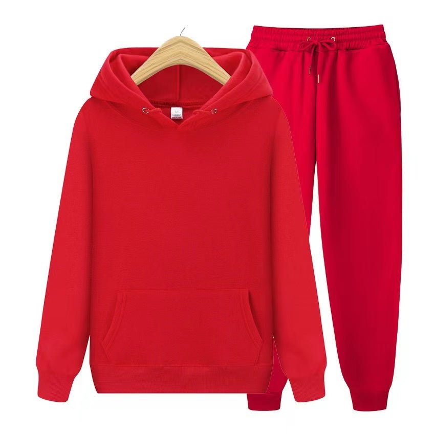 Sweat à capuche rouge et pantalon de jogging assorti sur cintre, ensemble confortable, mode décontractée, vêtements unisexes, tendance automne-hiver.