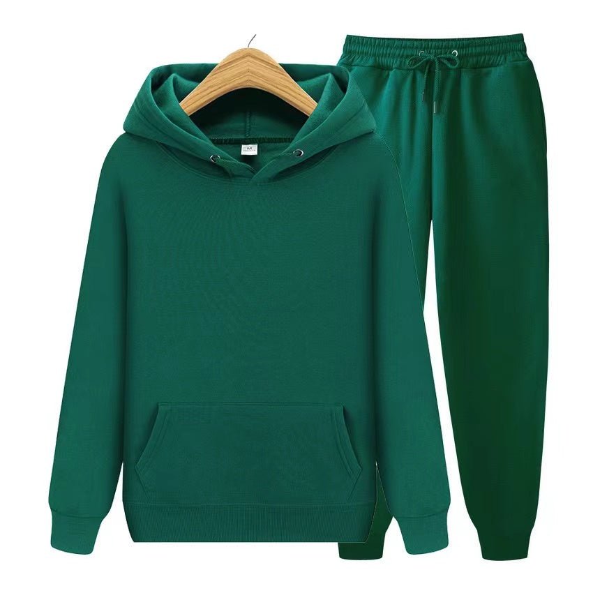 Sweat à capuche vert avec poche kangourou et cordons, accompagné d'un pantalon de jogging assorti. Ensemble confortable et tendance pour l'hiver.
