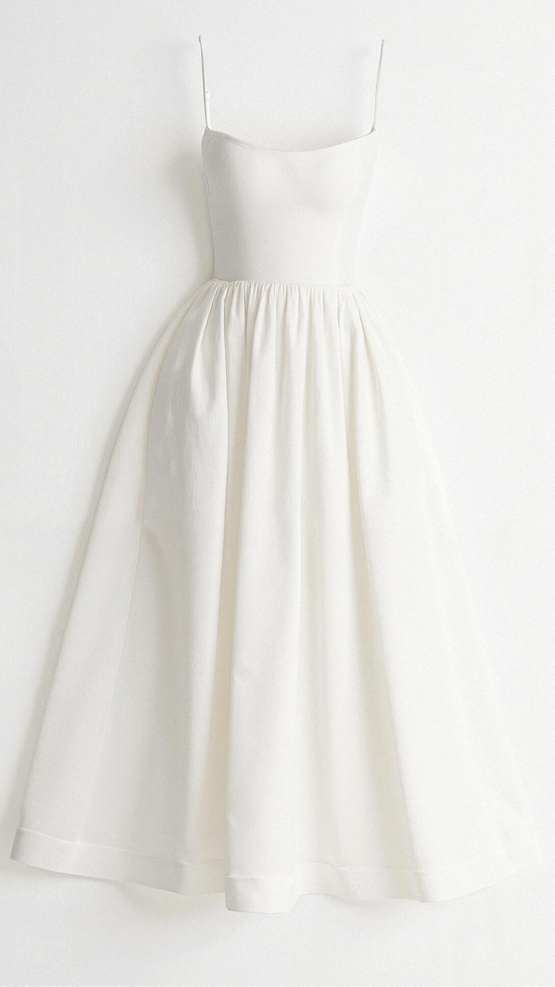 Robe blanche élégante avec bretelles fines et jupe évasée, style minimaliste, mode féminine, tenue de soirée chic, design intemporel.