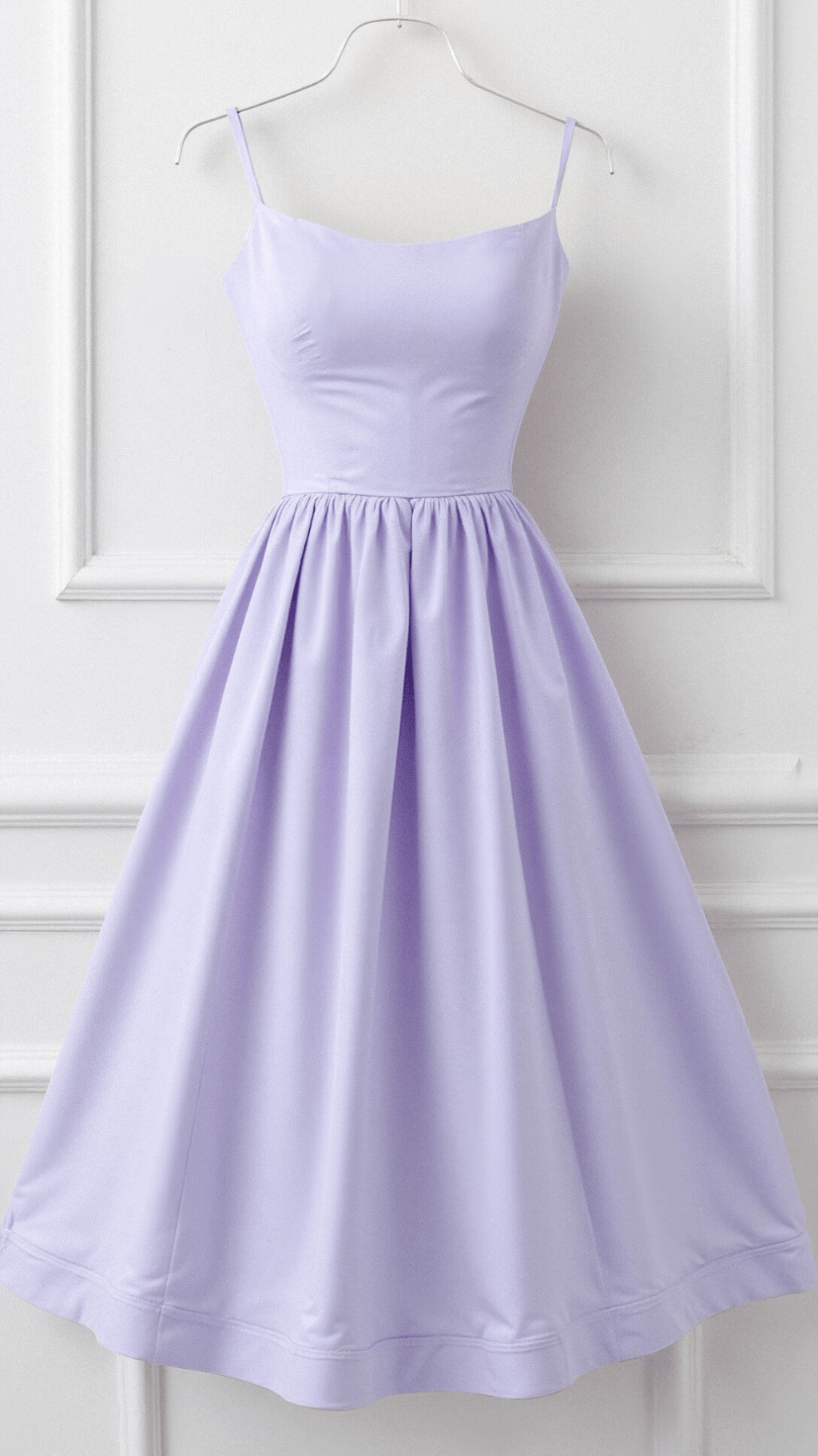 Robe violette élégante à bretelles fines, style vintage, suspendue sur un cintre, idéale pour soirées et événements spéciaux.