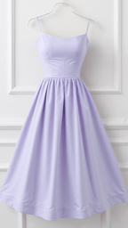 Robe violette élégante à bretelles fines, style vintage, suspendue sur un cintre, idéale pour soirées et événements spéciaux.