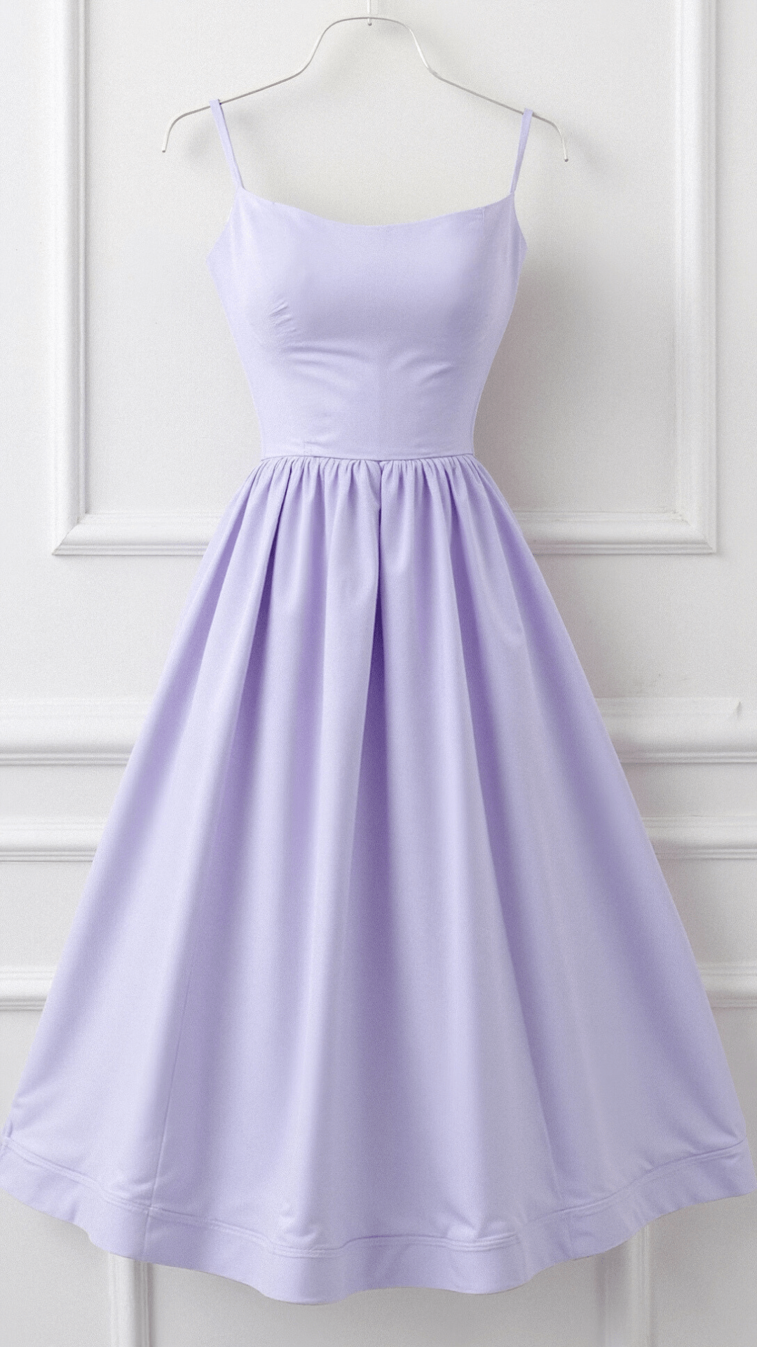 Robe violette élégante à bretelles fines, style vintage, suspendue sur un cintre, idéale pour soirées et événements spéciaux.
