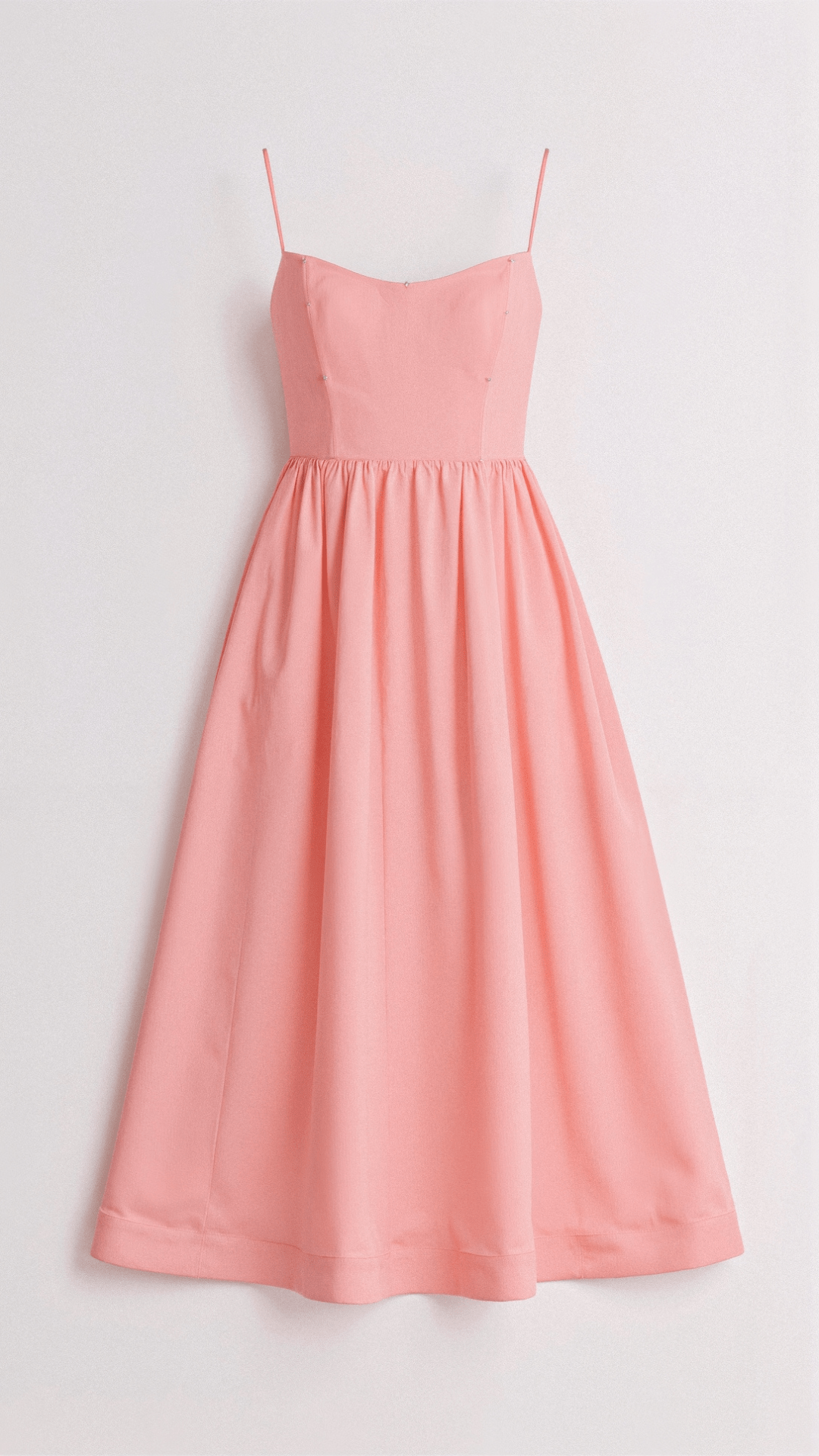 Robe rose pastel élégante avec bretelles fines, coupe évasée, idéale pour soirées d'été. Mode féminine, tendance, chic et confortable.