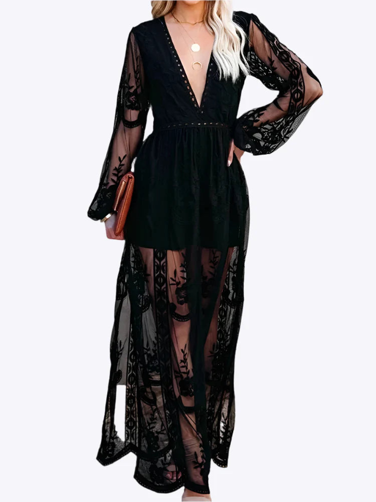 Robe longue noire en dentelle transparente avec manches longues, décolleté plongeant, motifs floraux, tenue élégante pour soirée ou événement spécial.