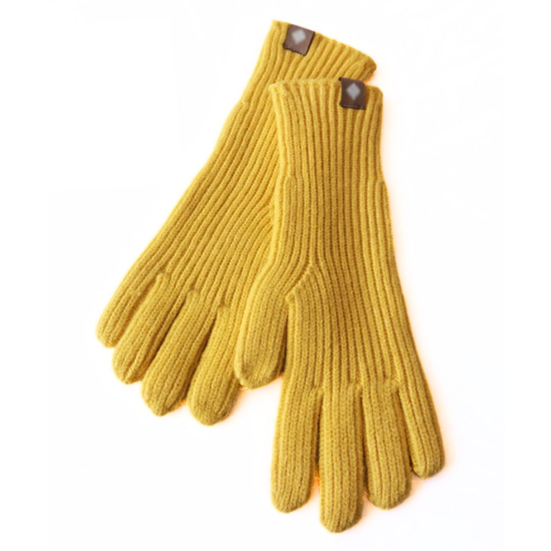 Gants en laine jaune moutarde, tricotés, avec détails en cuir marron. Accessoire d'hiver élégant et chaud. Mode automne-hiver tendance.