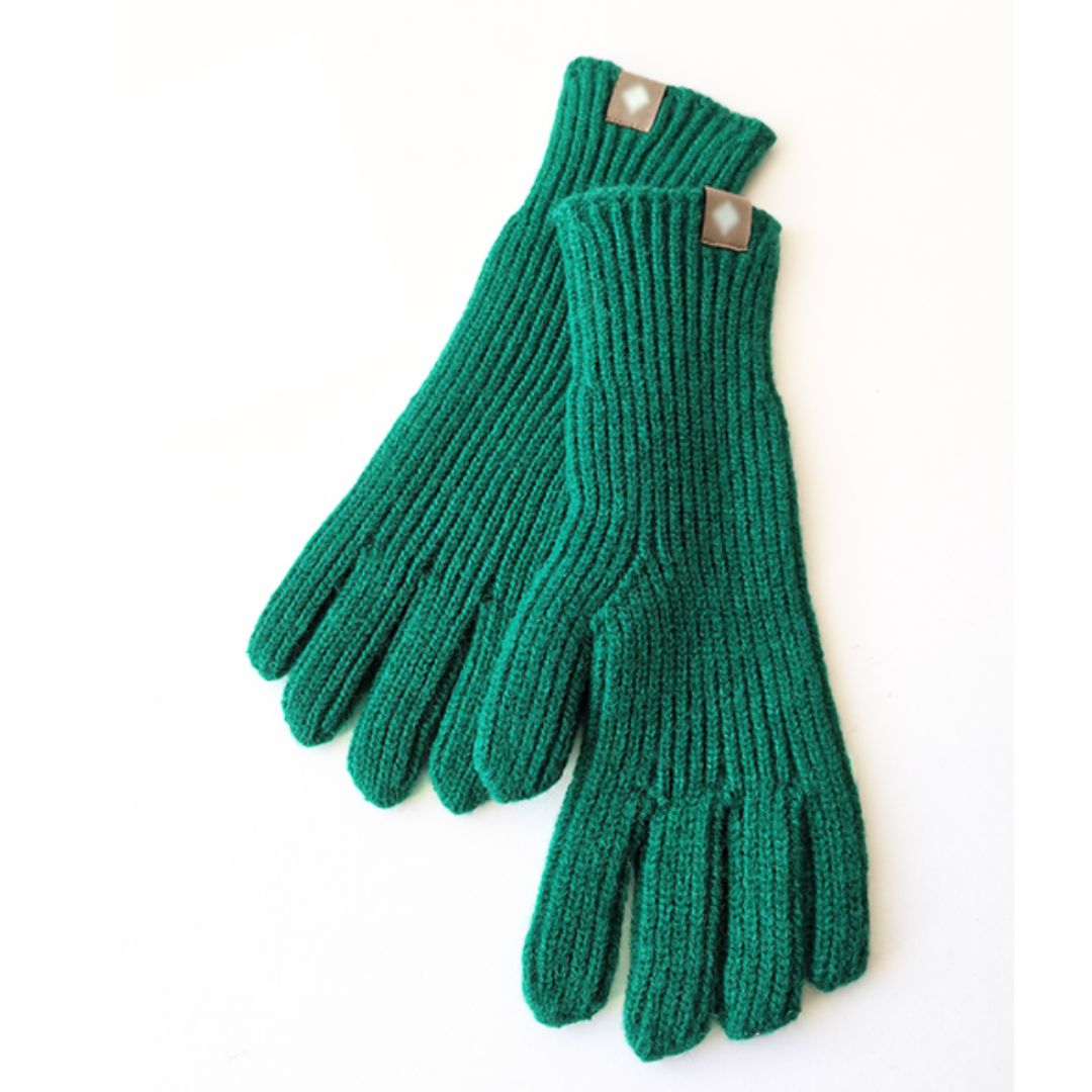 Gants en laine verts tricotés, isolants et chauds, parfaits pour l'hiver. Accessoire de mode tendance pour homme et femme.
