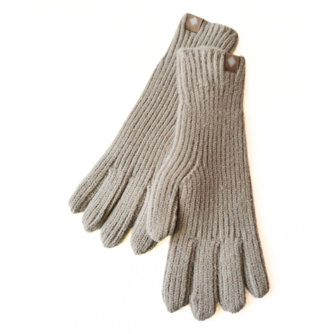 Gants en laine gris clair, tricotés, isolants, posés sur fond blanc. Accessoire d'hiver chaud et confortable, idéal pour le froid.