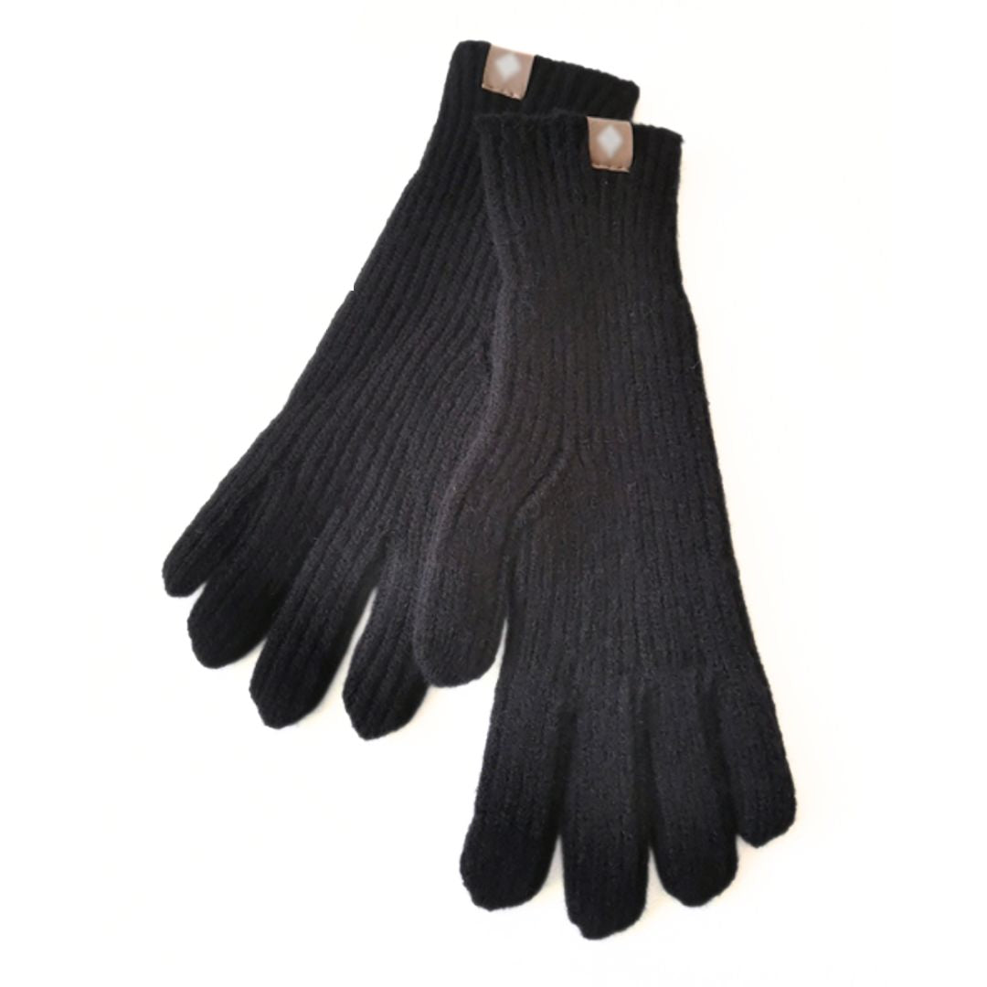 Gants en laine noire élégants, tricotés, avec étiquette en cuir marron, parfaits pour l'hiver. Accessoire mode chaud et confortable.