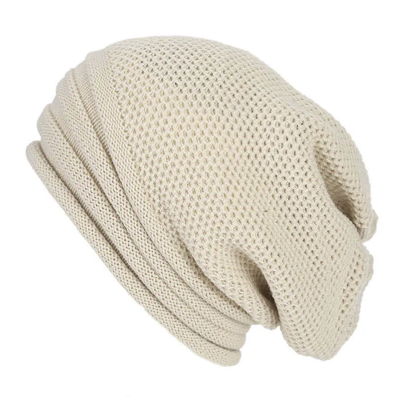 Bonnet en tricot beige, style slouchy, texture maille aérée. Accessoire mode hiver, unisexe, tendance et confortable.