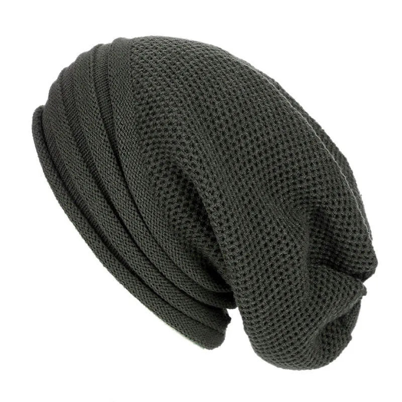 Bonnet en tricot noir, style slouchy, texture gaufrée, accessoire de mode hiver, unisexe, tendance, confortable et chaud.