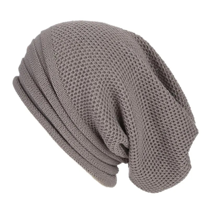 Bonnet en tricot gris, style slouchy, texture gaufrée, accessoire de mode hiver, unisexe, tendance et confortable.