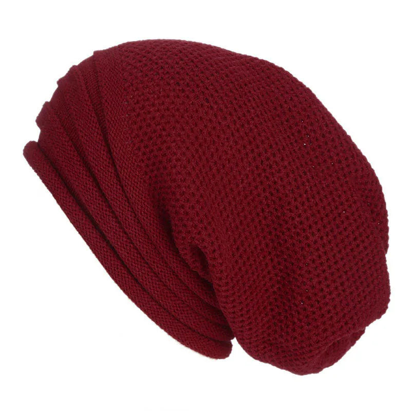 Bonnet slouchy rouge bordeaux en tricot, style décontracté, texture maillée, accessoire de mode hiver, unisexe, tendance et confortable.