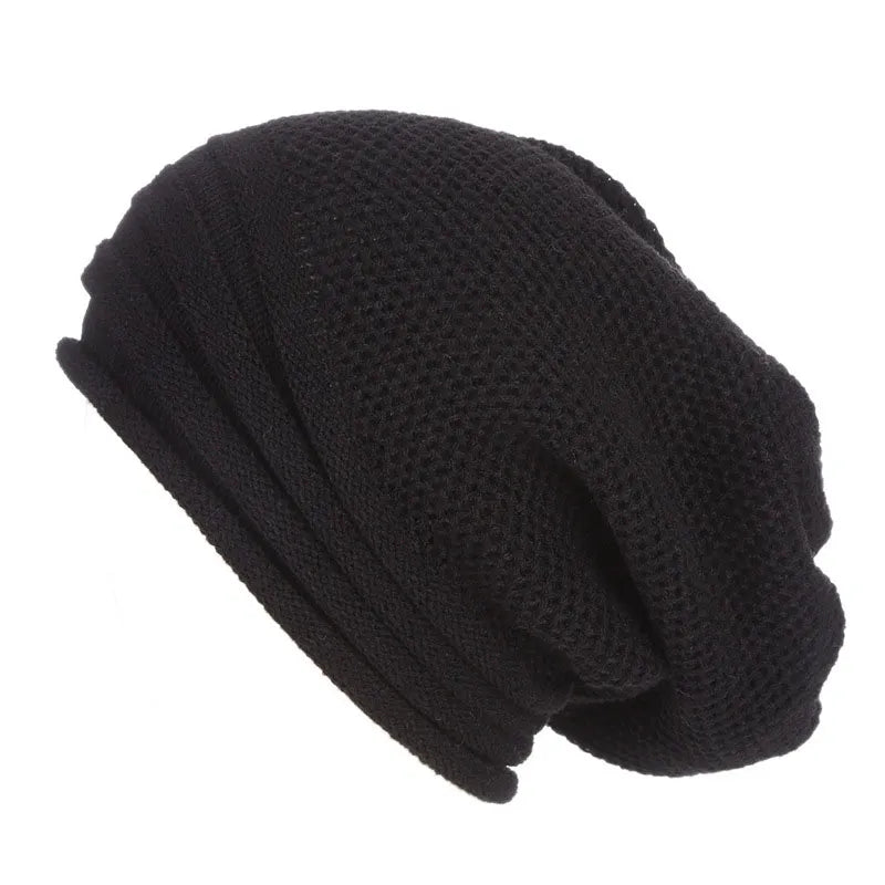 Bonnet noir en tricot épais, style slouchy, idéal pour l'hiver. Accessoire de mode chaud et tendance pour homme et femme.
