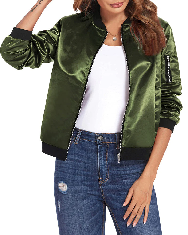 Femme portant un blouson bomber vert en satin, t-shirt blanc et jean déchiré. Mode décontractée, tendance automne, style urbain chic.