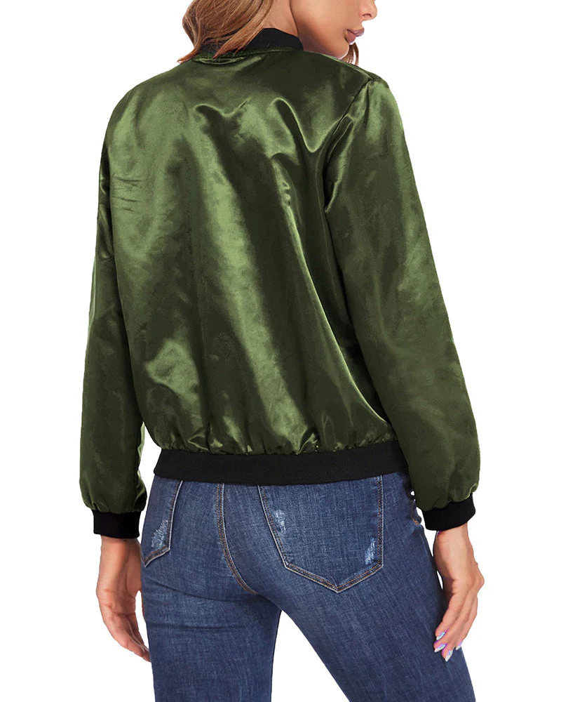 Veste bomber satinée verte pour femme, vue de dos, manches longues, col et poignets noirs, portée avec un jean bleu ajusté.