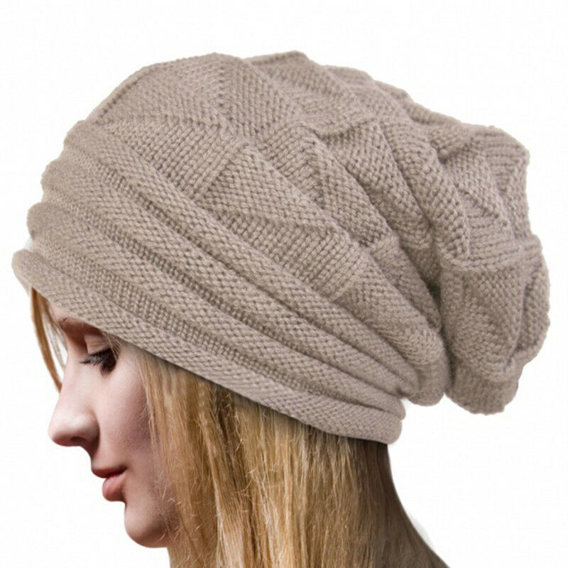 Femme portant un bonnet en tricot beige, style slouchy, texture géométrique. Mode hiver, accessoire chaud et tendance.