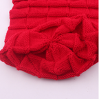Tricot rouge en laine, motif torsadé, texture douce et épaisse, idéal pour l'hiver. Accessoire mode chaud et élégant.