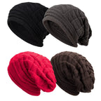 Quatre bonnets en tricot torsadé: noir, gris, rouge et marron. Accessoires d'hiver élégants et chauds pour hommes et femmes.