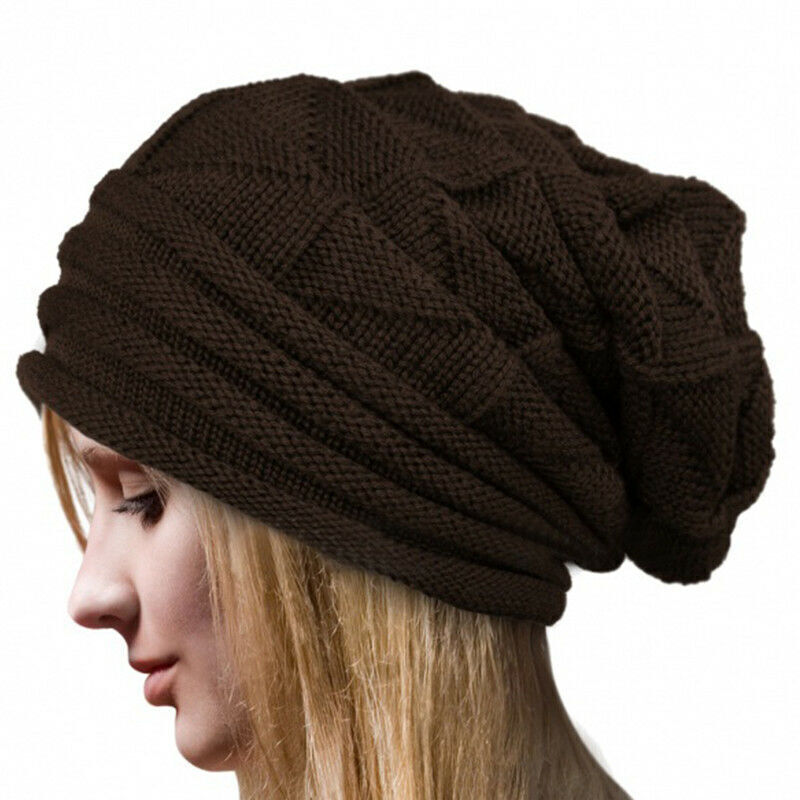 Femme portant un bonnet en tricot marron, style slouchy, cheveux blonds visibles. Mode hiver, accessoire tendance, confort et chaleur.