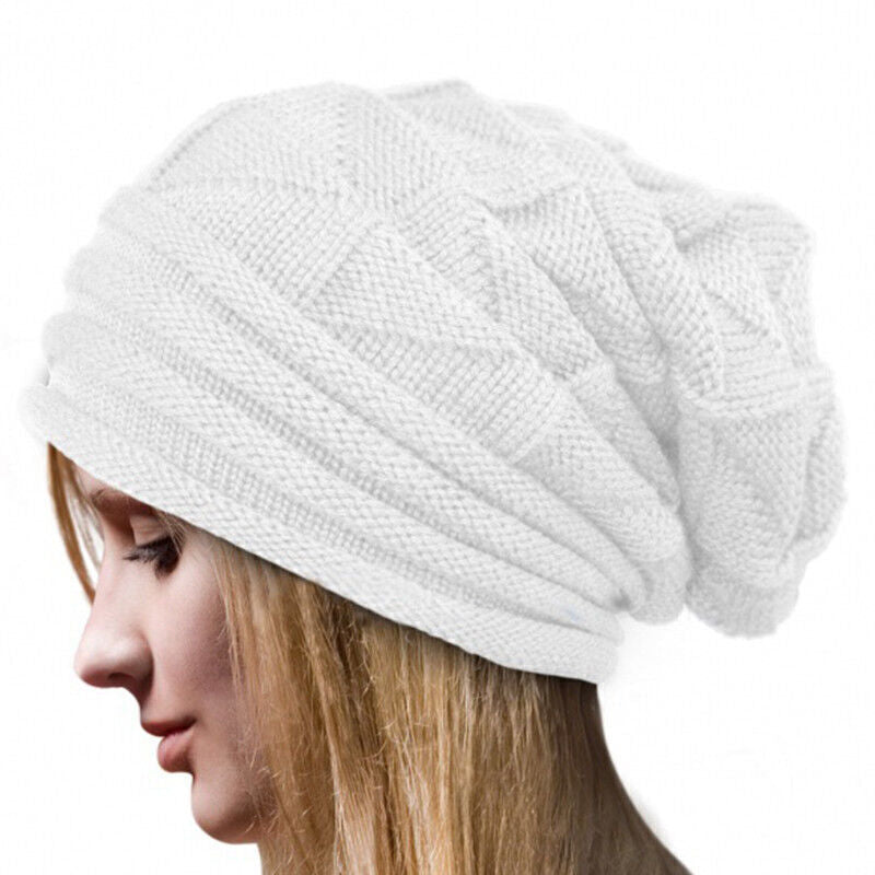Femme portant un bonnet en tricot blanc, motif géométrique, style décontracté. Accessoire mode hiver, tendance et élégant.