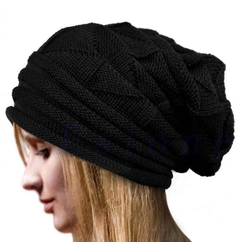 Femme portant un bonnet en tricot noir, style slouchy, cheveux blonds visibles. Accessoire de mode hiver, tendance et confortable.