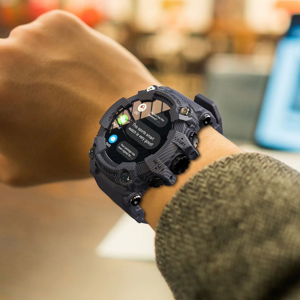 Montre intelligente noire avec écran circulaire affichant des notifications, portée sur un poignet, en arrière-plan flou d'un bureau moderne.