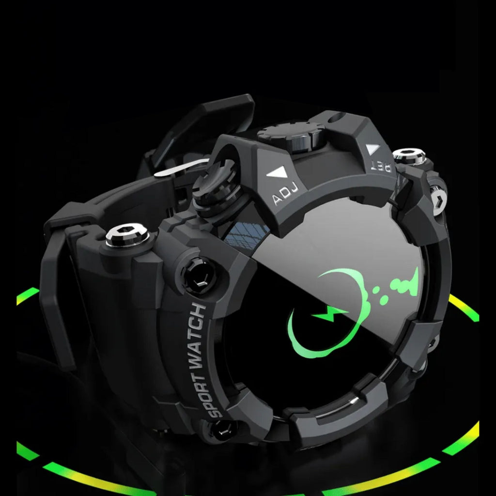 Montre connectée sport noire avec écran digital, design robuste, indicateurs verts, boutons de réglage, bracelet ajustable. Accessoire high-tech tendance.